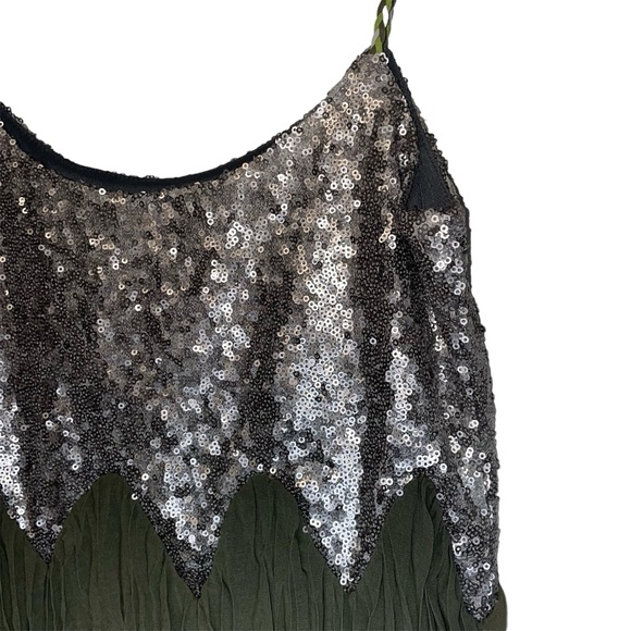 Gimmicks By BKE Pieced Silver Sequin Green & Gray Ombre Pixie Top Braided Strap - Picture 9 of 11